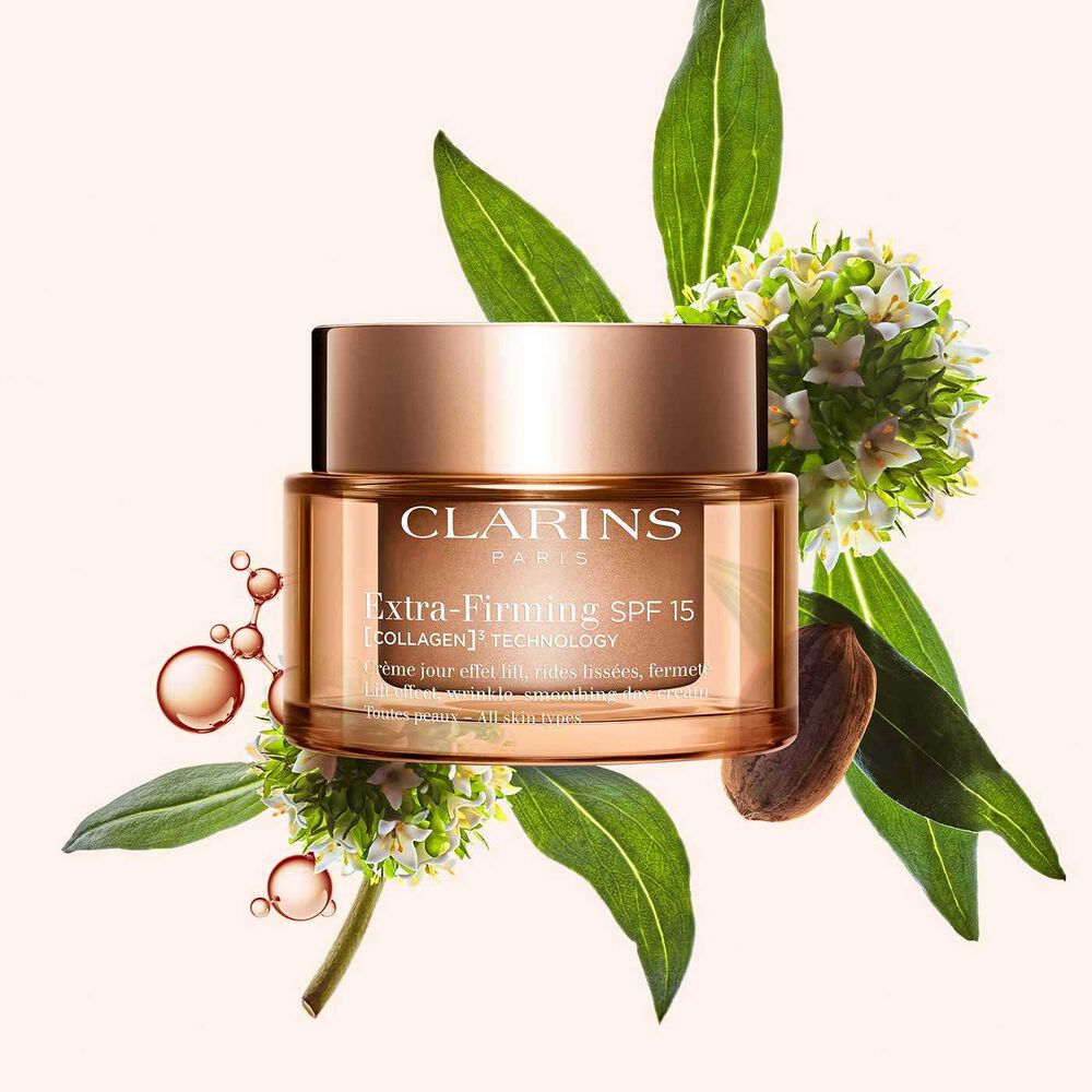 Tiegel der Clarins Extra Firming Tagescreme mit SPF vor Mitracarpus-Pflanze, Pekansamen und Kollagenmolekül