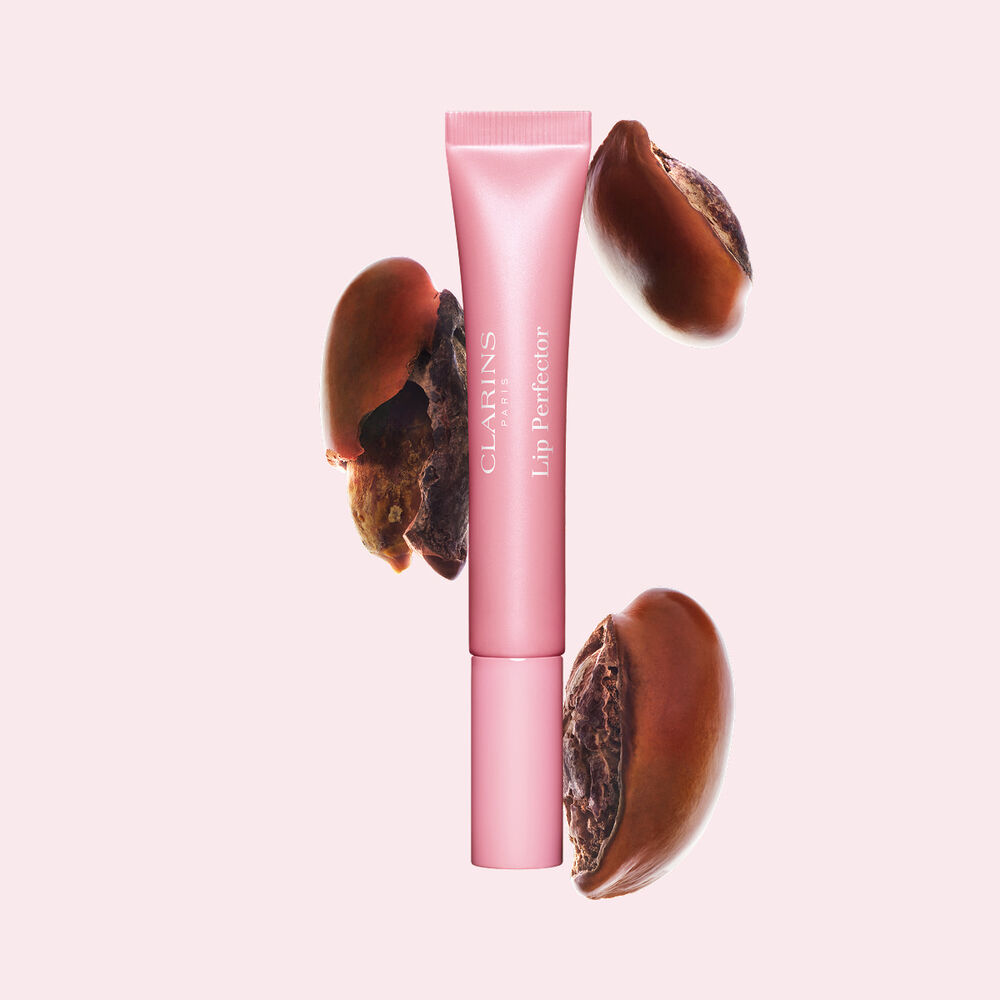 Tube des Clarins Plumping Lip Perfectors mit rohen Sheasamen &ndash; zur Hervorhebung der intensiven Pflegeformel f&uuml;r tiefenwirksame N&auml;hrung