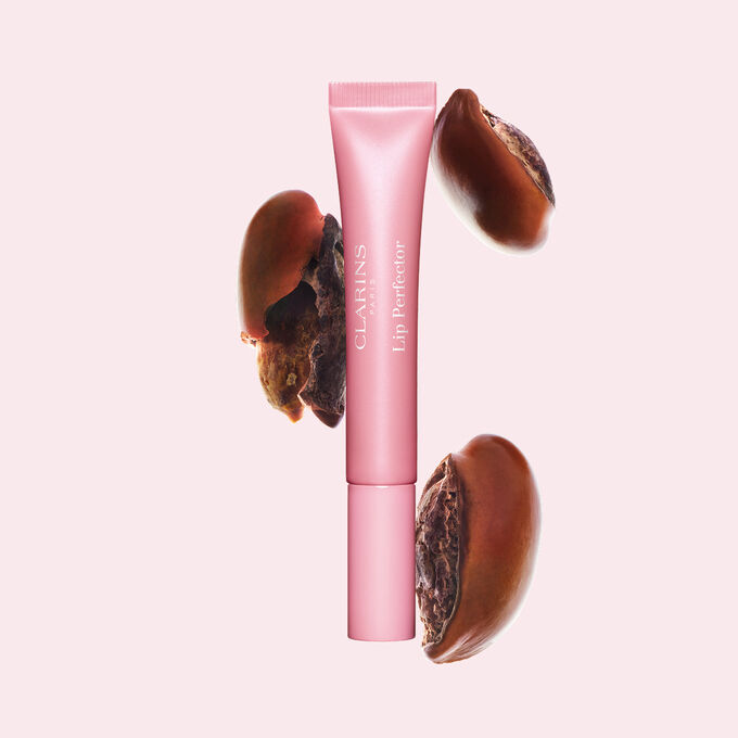 Tube des Clarins Plumping Lip Perfectors mit rohen Sheasamen &ndash; zur Hervorhebung der intensiven Pflegeformel f&uuml;r tiefenwirksame N&auml;hrung