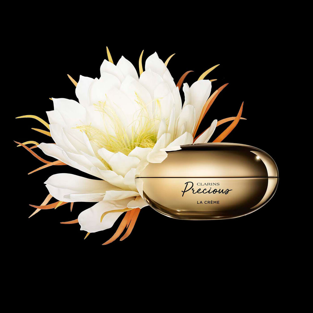 Plan produit de La Crème Clarins Precious avec une reine de la nuit sur fond noir.