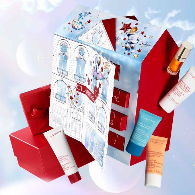 Clarins Adventskalenders mit einigen roten Schachteln an der Seite und einige der 12 Hautpflege- und Makeuprodukte