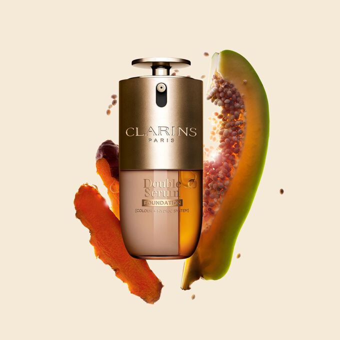 Packshot der Clarins Double Serum Foundation, die f&uuml;r jeden Hautton erh&auml;ltlich ist, mit den Hauptinhaltsstoffen Curcuma und Papain