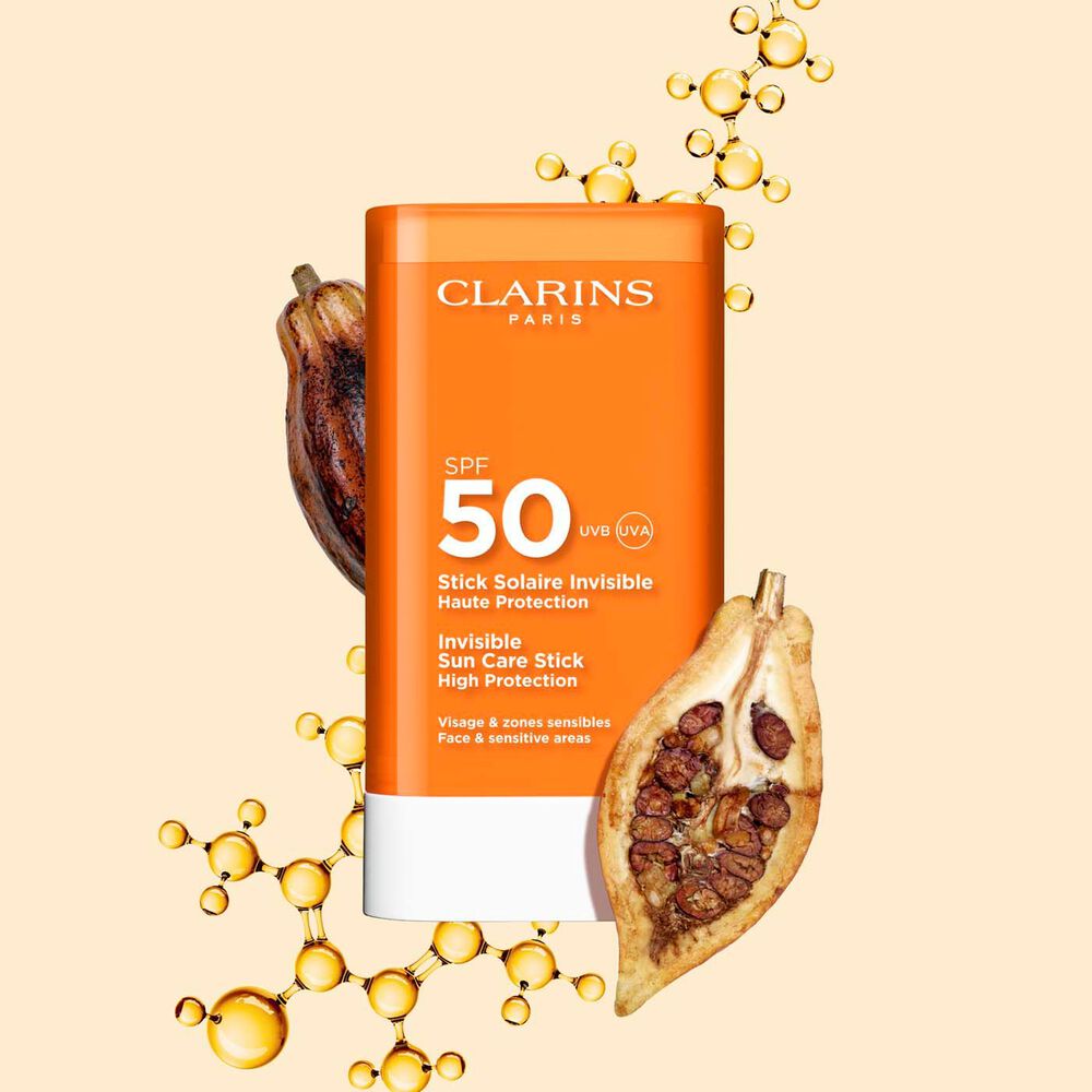 Plan produit du Stick Solaire Invisible Haute Protection SPF 50 Clarins pour le visage, parmi des molécules de collagène et des fèves de cacao.