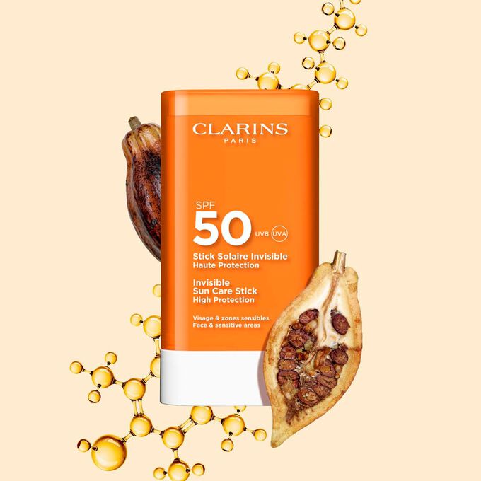 Plan produit du Stick Solaire Invisible Haute Protection SPF 50 Clarins pour le visage, parmi des molécules de collagène et des fèves de cacao.