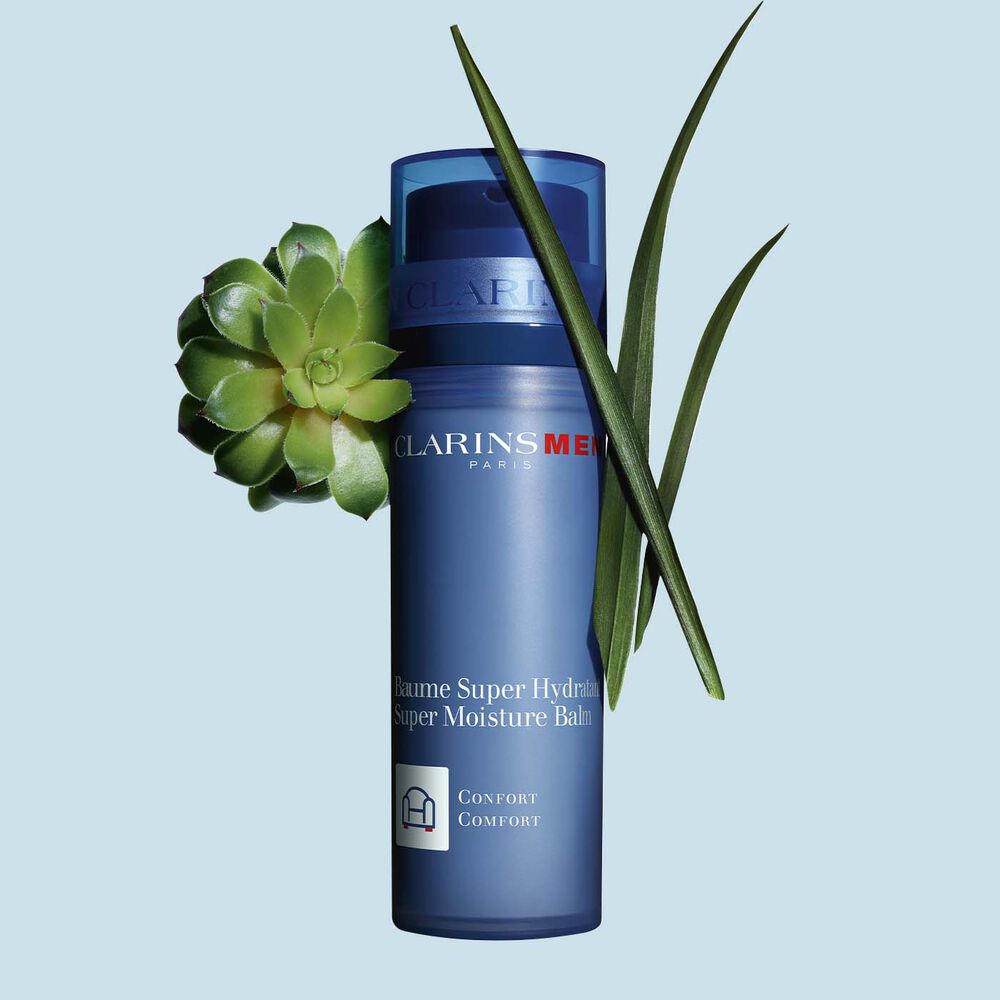 Packshot eines Pumpspenders von ClarinsMen Baume Super Hydratant mit Gurmarin und Bisongras vor einem blauen Hintergrund.
