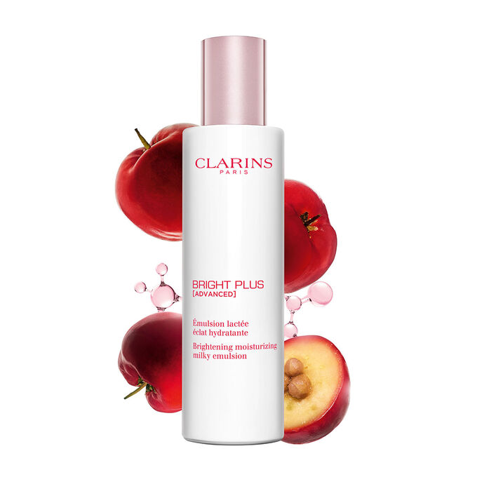 Plan produit de l&rsquo;&Eacute;mulsion Bright Plus de Clarins, avec de l'ac&eacute;rola et des mol&eacute;cules de niacinamide, illustrant les ingr&eacute;dients cl&eacute;s pour l&rsquo;&eacute;clat.