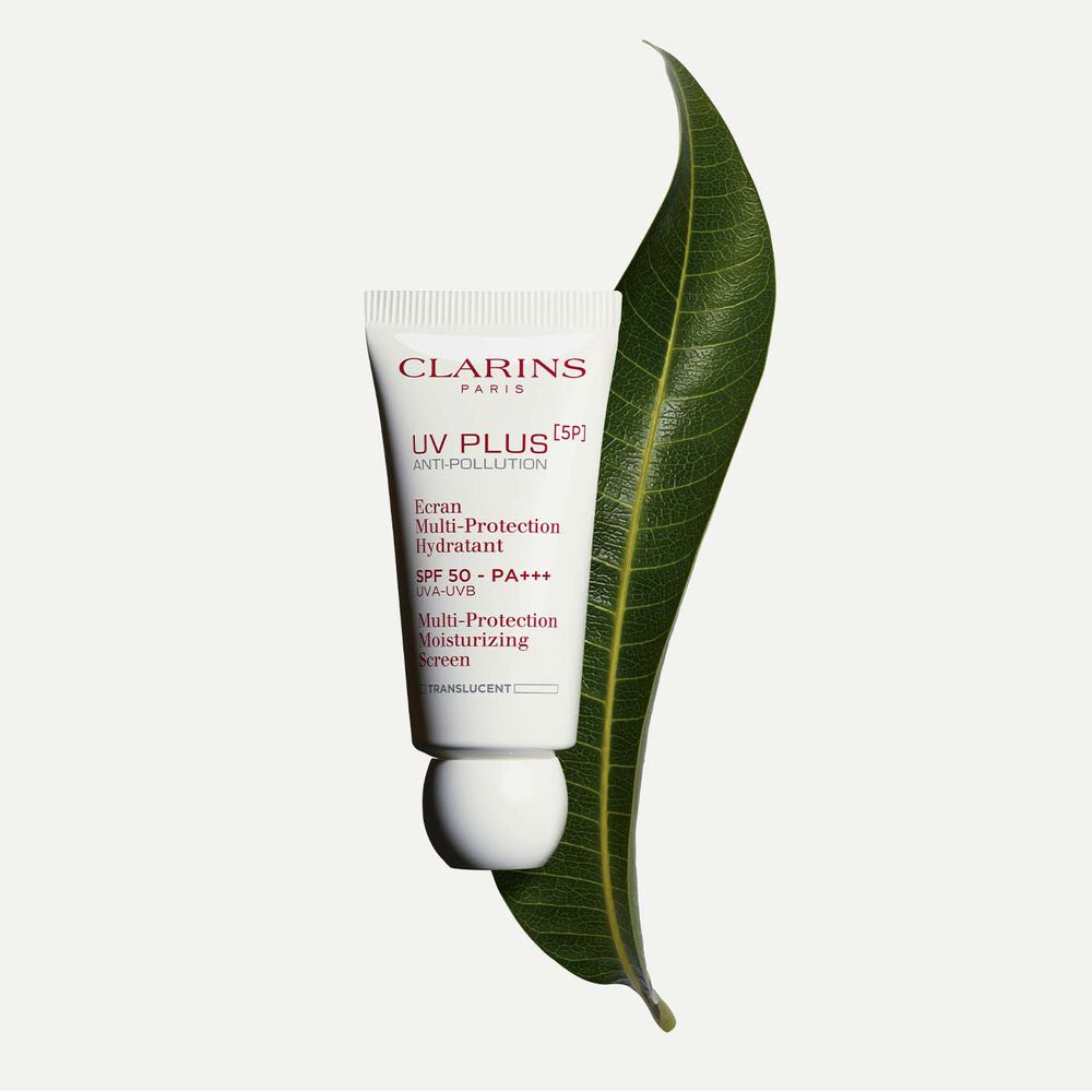 Plan produit d'un tube d’UV Plus Anti-Pollution Transparent de Clarins, un fluide hydratant avec SPF 50, sur fond blanc.