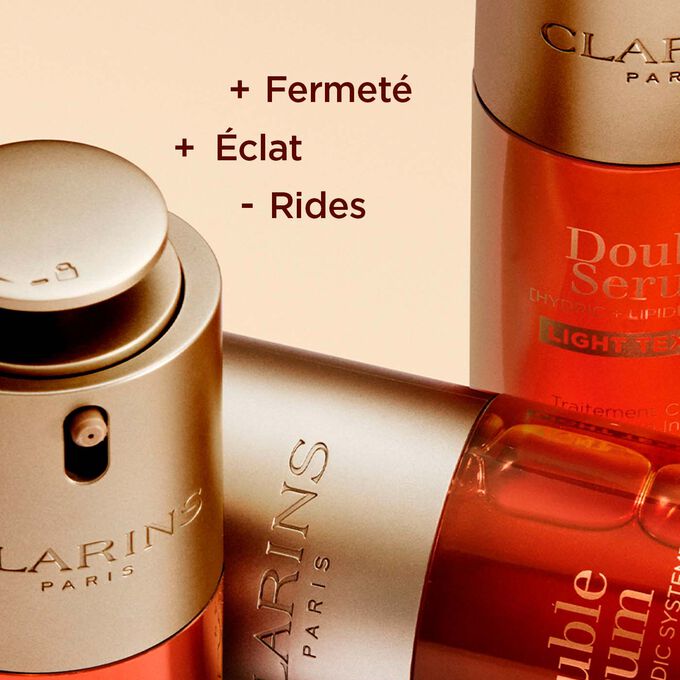 Gros plan sur les flacons du Double Serum Light Texture de Clarins, mettant en valeur la fermeté, l’éclat et la réduction des rides.