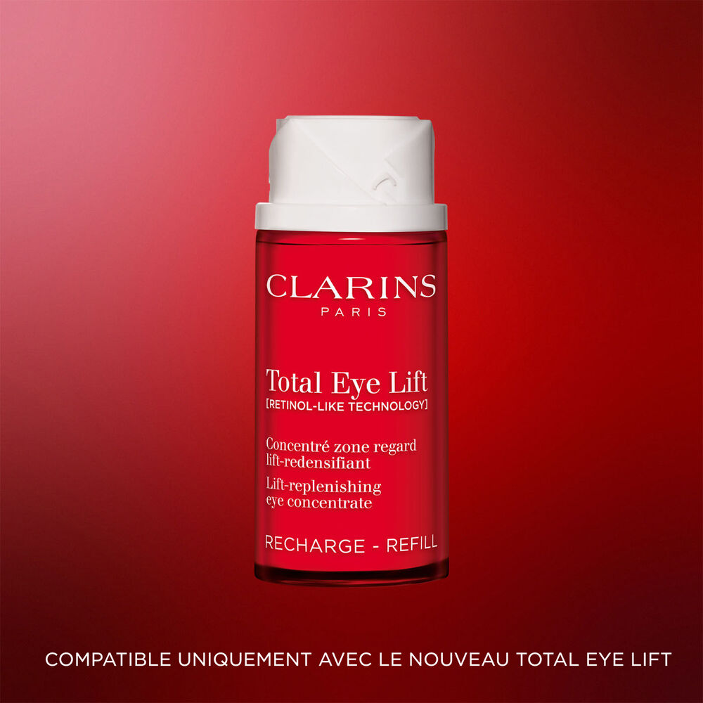 Plan produit de la recharge de la cr&egrave;me yeux Total Eye Lift Clarins sur fond rouge fonc&eacute; pour mettre en avant son design rechargeable durable