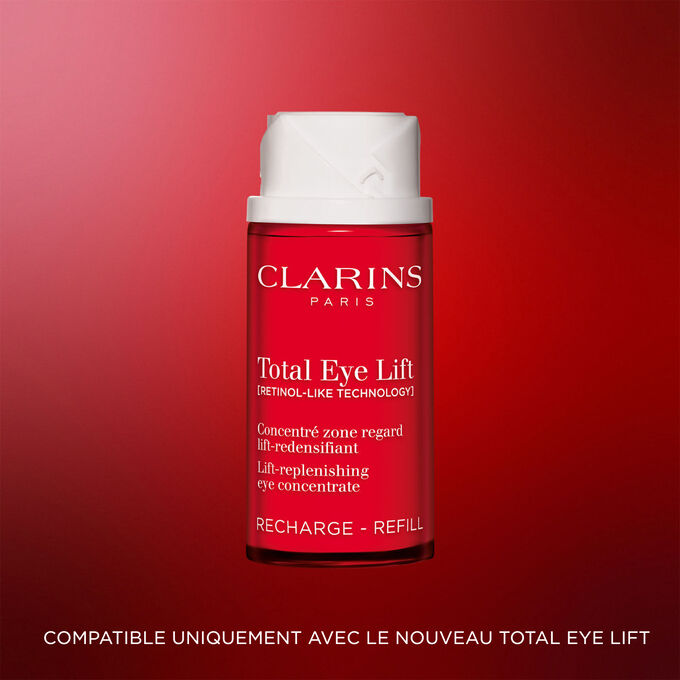 Plan produit de la recharge de la cr&egrave;me yeux Total Eye Lift Clarins sur fond rouge fonc&eacute; pour mettre en avant son design rechargeable durable