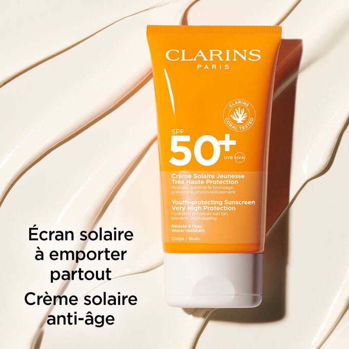 La Crème Solaire Jeunesse Très Haute Protection SPF 50 Clarins, avec un texte soulignant son format à emporter offrant une haute protection.
