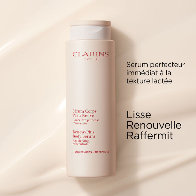 Le Sérum Corps Peau Neuve de Clarins pour le corps sur fond texturé crémeux qui met en valeur son action lissante et raffermissante