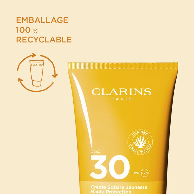 Gros plan sur la Cr&egrave;me Solaire Jeunesse Haute Protection SPF&nbsp;30 Clarins pour mettre en valeur son emballage 100&nbsp;% recyclable