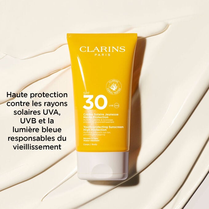 Cr&egrave;me Solaire Jeunesse Haute Protection SPF&nbsp;30 Clarins pour le corps qui prot&egrave;ge contre les UVA, les UVB et la lumi&egrave;re bleue.