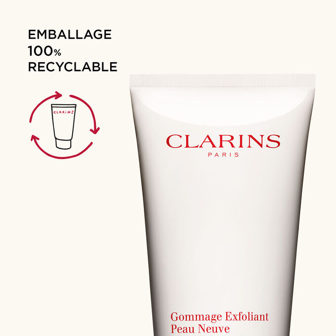 Gros plan sur le haut du Gommage Exfoliant Peau Neuve de Clarins, pour mettre en valeur que son emballage est 100 % recyclable