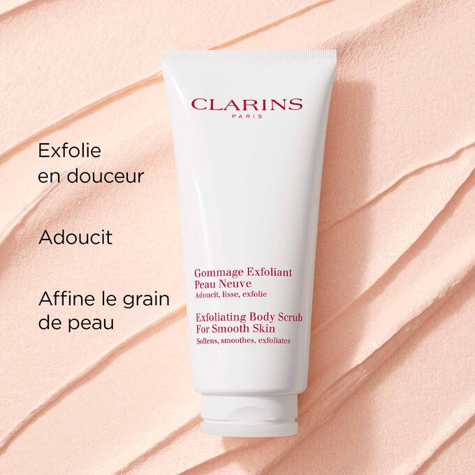 Plan produit du Gommage Exfoliant Peau Neuve de Clarins sur fond texturé, illustrant ses effets exfoliants et adoucissants doux.