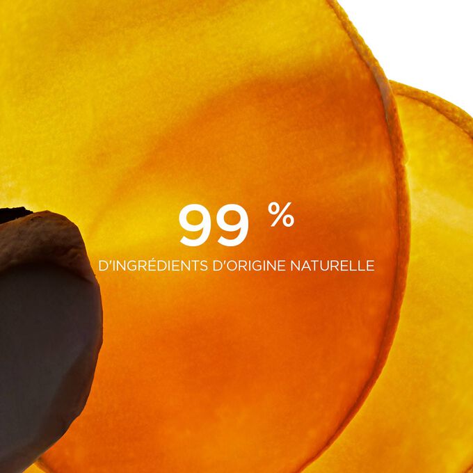 Gros plan sur deux tranches de mangue sauvage pour mettre l’accent sur le fait que 99 % des ingrédients du Confort Scrub de Clarins sont d’origine naturelle.