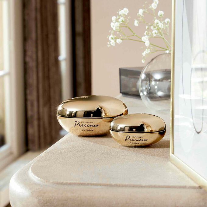 Plan produit de La Crème et La Crème Yeux Clarins Precious, constituant la routine anti-âge parfaite.