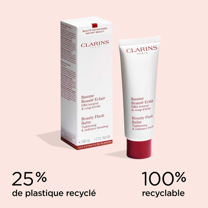 Tube du Baume Beauté Éclair Clarins avec son emballage, illustrant l'origine recyclable des matériaux.