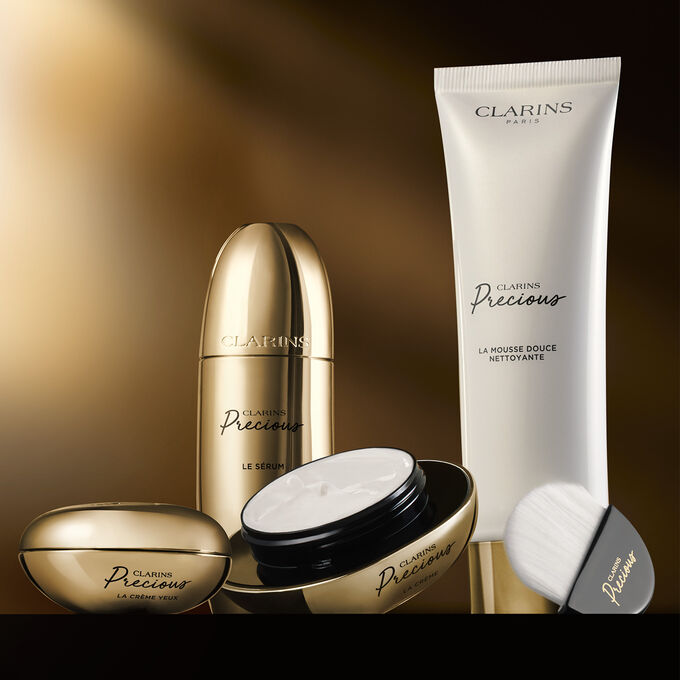 Pr&eacute;sentation de la nouvelle gamme Clarins Precious, compos&eacute;e d'un nettoyant, de cr&egrave;mes, de lotions et de poudres