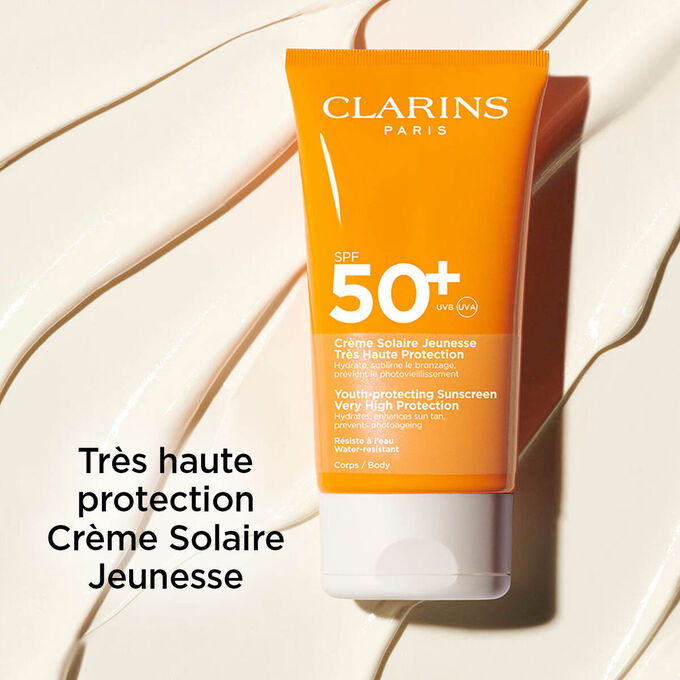 La Cr&egrave;me Solaire Jeunesse Tr&egrave;s Haute Protection SPF 50 Clarins, avec un texte soulignant son format &agrave; emporter offrant une haute protection.