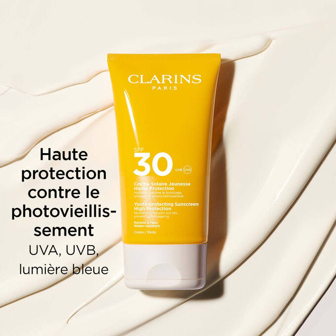 Cr&egrave;me Solaire Jeunesse Haute Protection SPF 30 Clarins pour le corps qui prot&egrave;ge contre les UVA, les UVB et la lumi&egrave;re bleue.