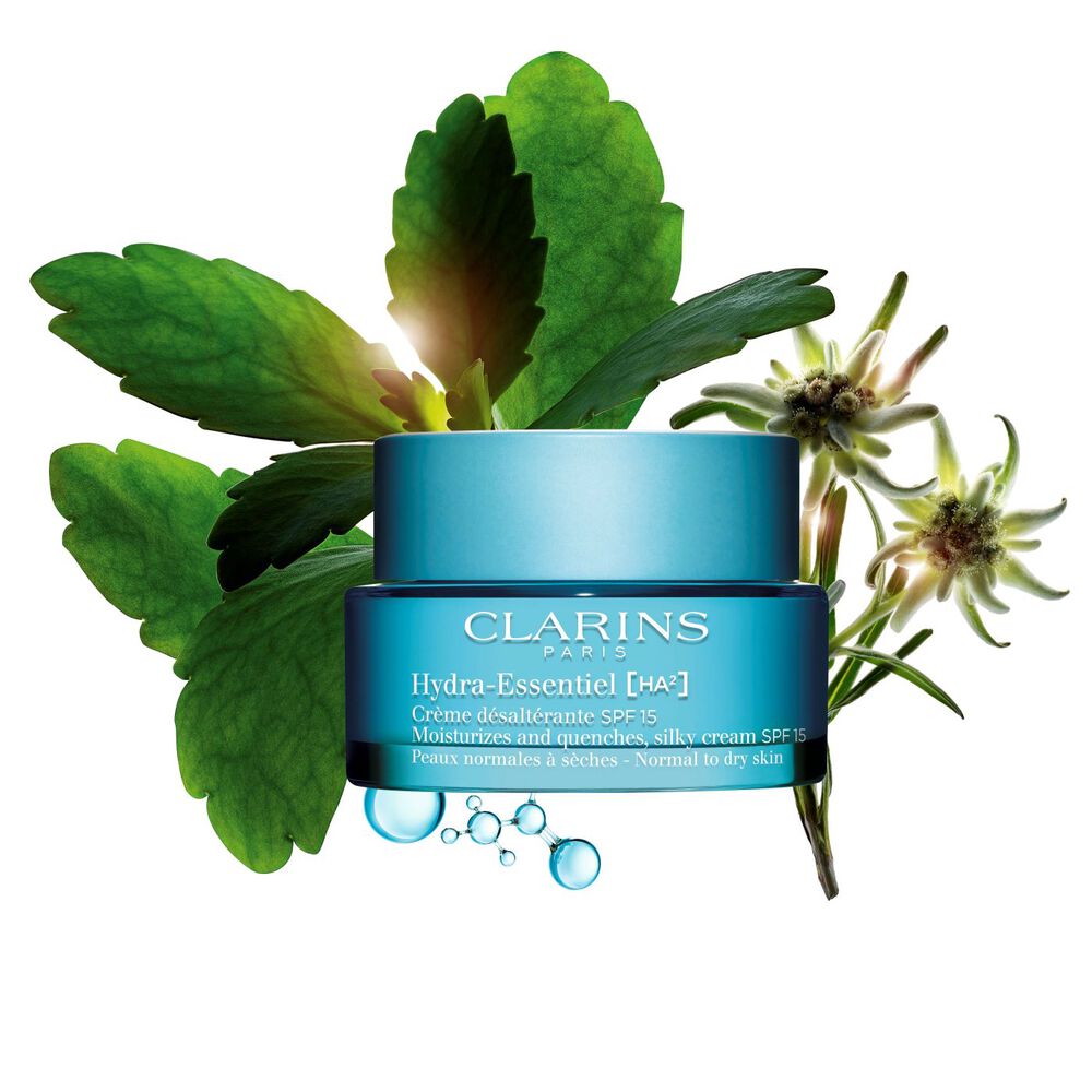 Plan produit de la crème Hydra-Essentiel SPF15 de Clarins avec des fleurs d'edelweiss sur fond bleu.