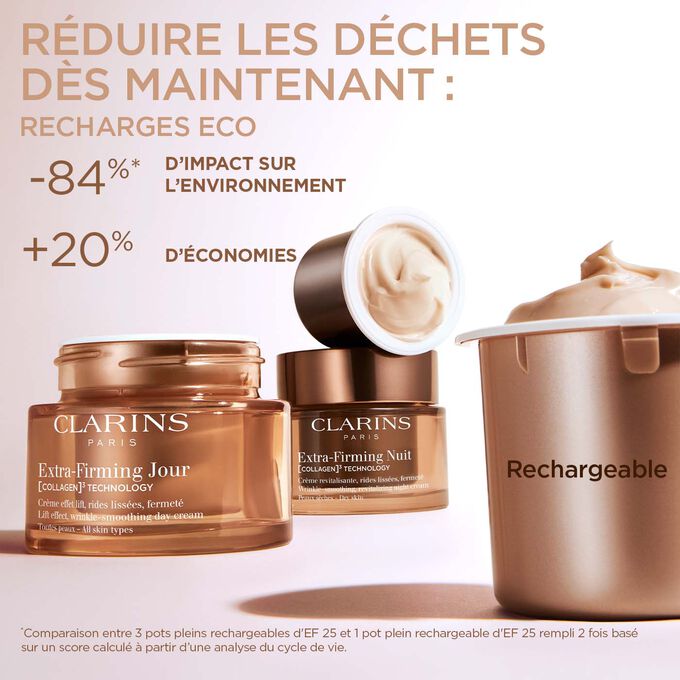 Gros plan sur l’emballage de la Crème Extra-Firming Jour qui est rechargeable pour illustrer que c’est une option durable et économique.