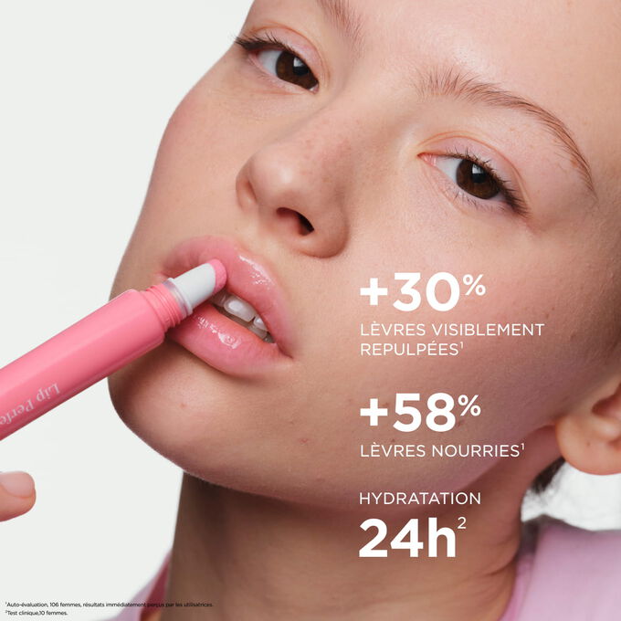 Femme appliquant l'embellisseur l&egrave;vres Lip Perfector, soulignant l'effet repulpant et nourrissant des l&egrave;vres, ainsi que les bienfaits d'une hydratation 24 heures sur 24.