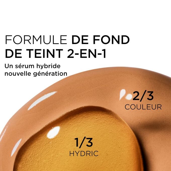 Gros plan sur le m&eacute;lange de deux textures : le s&eacute;rum et le fond de teint dans le fond de teint s&eacute;rum Clarins pour une couvrance nouvelle g&eacute;n&eacute;ration