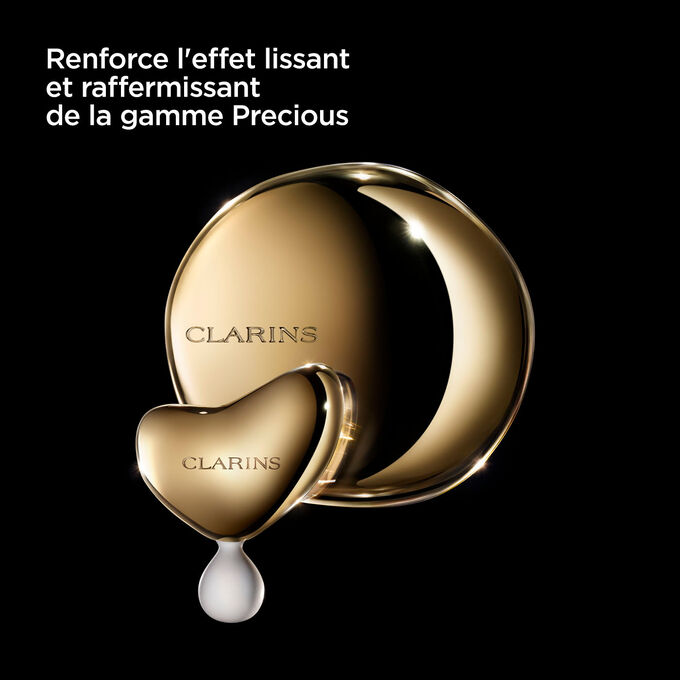 Photo de L’Outil Clarins Precious sur fond noir, avec un texte qui met l'accent sur son utilité avec la gamme Precious.
