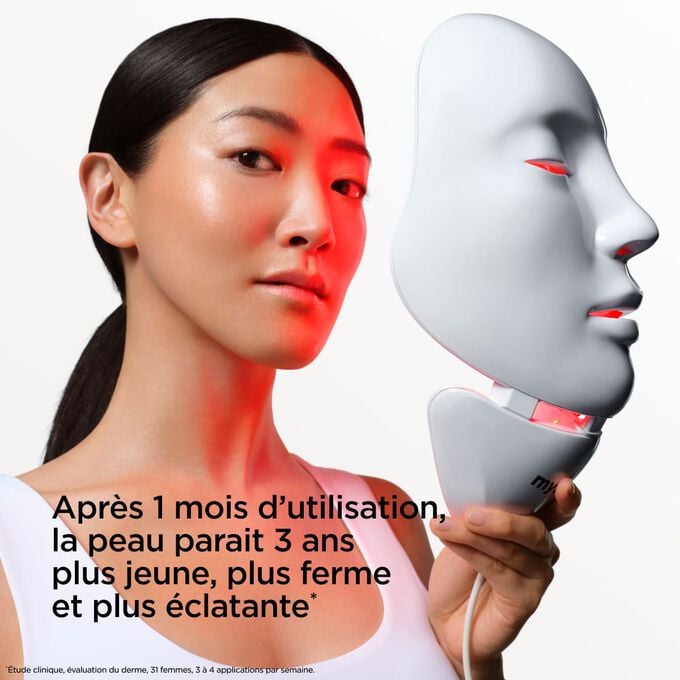 Gros plan sur le mannequin tenant un myLEDmask2 visage et cou, d&eacute;montrant ses bienfaits pour rendre la peau plus jeune, plus ferme et plus &eacute;clatante