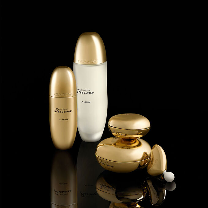 Plan produit de la gamme de soins de luxe Clarins Precious qui constitue la routine anti-âge parfaite.