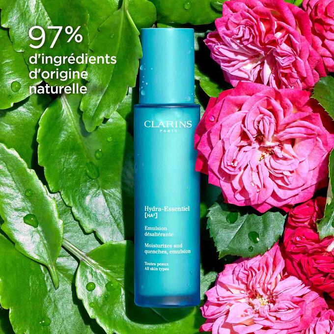 Plan produit de l’Émulsion Hydra-Essentiel de Clarins entourée de roses de Damas, et 97% d'ingrédients d'origine naturelle.