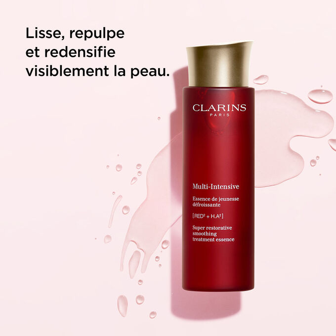Plan produit de l'Essence de Jeunesse Multi-Intensive, avec un texte sur son pouvoir d'hydrater, lisser et repulper la peau.