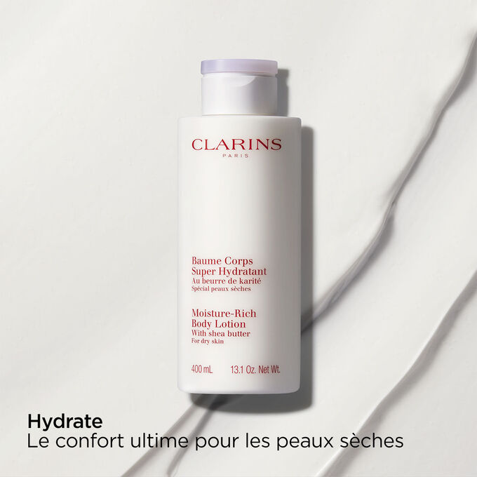 Plan produit du Baume Corps Super Hydratant Clarins avec un texte sur ses effets nourrissants sur les peaux sèches.