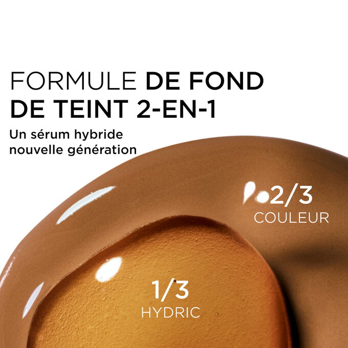 Gros plan sur le m&eacute;lange de deux textures : le s&eacute;rum et le fond de teint dans le fond de teint s&eacute;rum Clarins pour une couvrance nouvelle g&eacute;n&eacute;ration