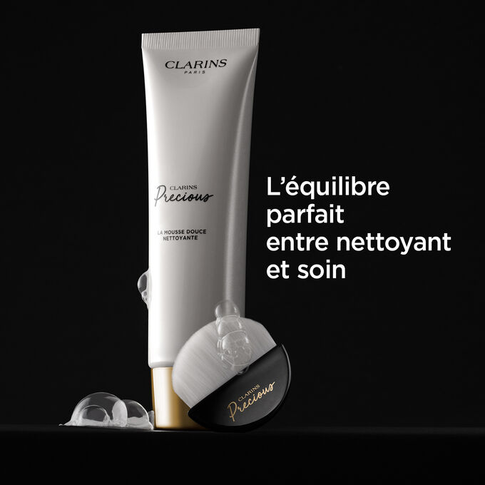 Nettoyant moussant visage Clarins, présenté sur fond noir, accompagné d'un texte qui explique ses propriétés nettoyantes et protectrices