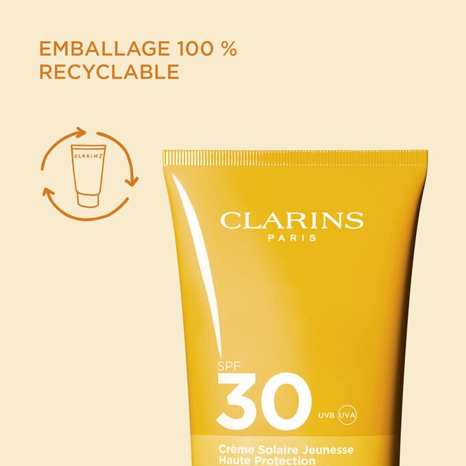 Gros plan sur la Cr&egrave;me Solaire Jeunesse Haute Protection SPF 30 Clarins pour mettre en valeur son emballage 100 % recyclable