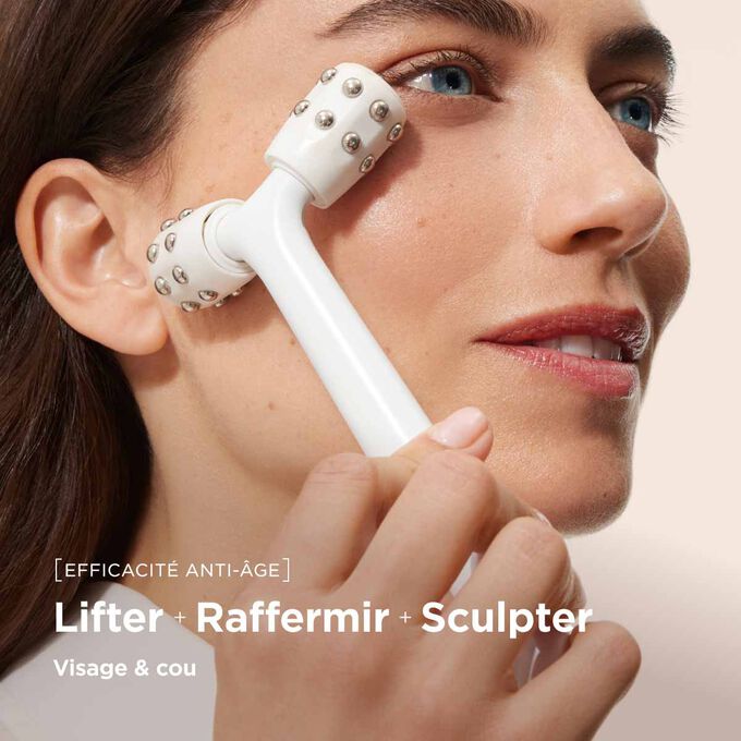 Gros plan sur une femme utilisant l'appareil de beaut&eacute; myLIFTINGroller pour r&eacute;aliser un massage liftant professionnel sur son visage