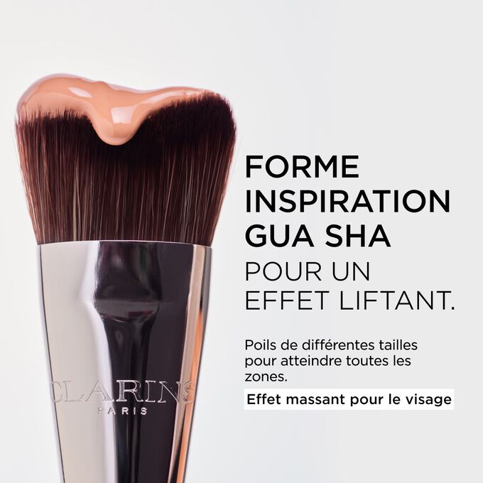 Gros plan sur les pinceaux Fond de teint Double Serum de diff&eacute;rentes tailles pour atteindre toutes les zones et offrir un effet massant pour le visage