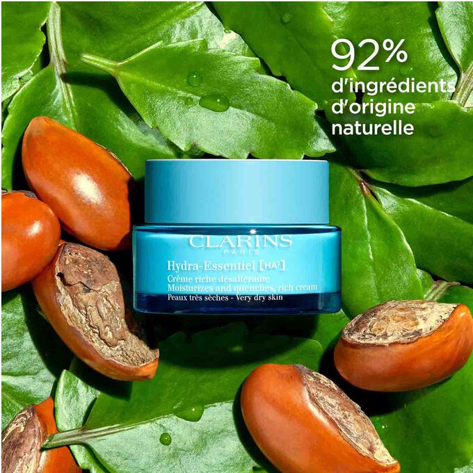 Plan produit de la Crème Riche Hydra-Essentiel avec feuilles et noix de karité, et ses 92% d'ingrédients d'origine naturelle