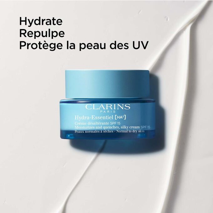 Plan produit de la crème Hydra-Essentiel SPF15 de Clarins, avec un texte sur son action anti-UV et ses bienfaits repulpants.
