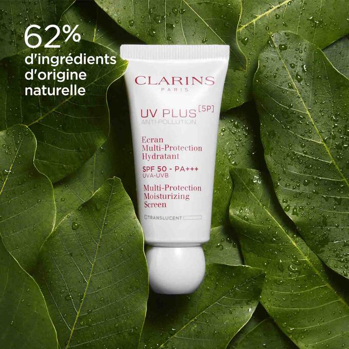 Plan produit d’UV Plus Anti-Pollution Transparent entouré de feuilles de manguier, et 62% d'ingrédients d'origine naturelle.