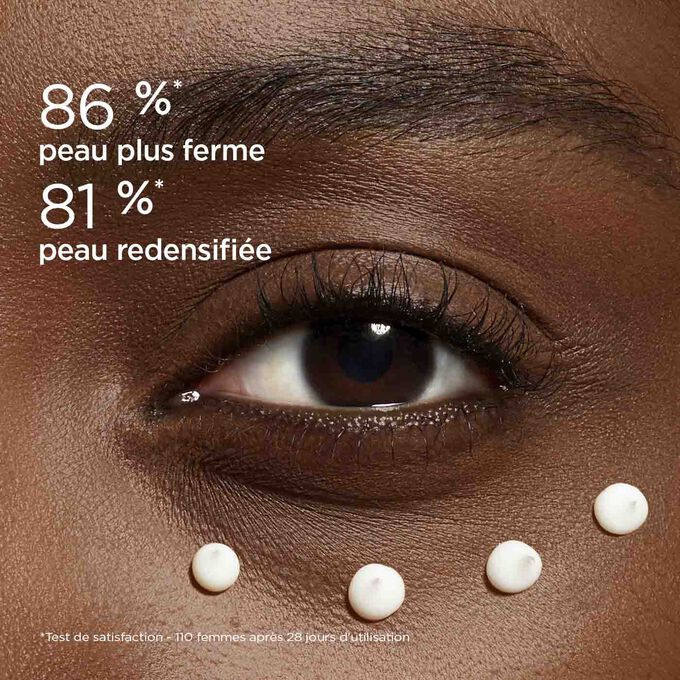 Gros plan sur l'œil d'une femme pour illustrer que 86 % des utilisatrices de Total Eye Lift de Clarins ont constaté que leur peau était plus ferme, et 81 % ont trouvé leur peau redensifiée.