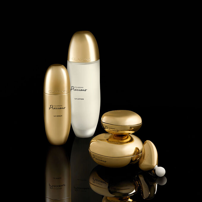 Plan produit de la gamme de soins de luxe Clarins Precious avec cryoextrait de reine de la nuit comme principal ingrédient. 