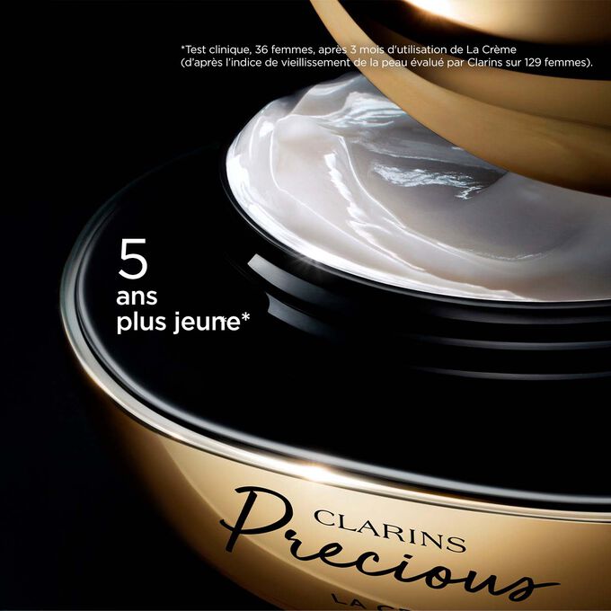 Plan produit de La Crème Clarins Precious sur fond noir, avec texte expliquant son pouvoir pour une peau 5 ans plus jeune