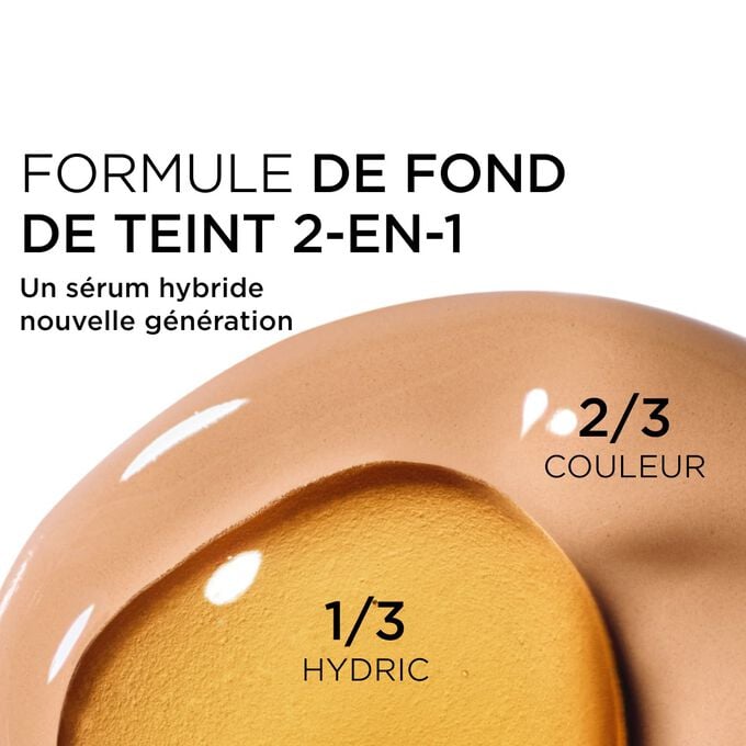 Gros plan sur le m&eacute;lange de deux textures : le s&eacute;rum et le fond de teint dans le fond de teint s&eacute;rum Clarins pour une couvrance nouvelle g&eacute;n&eacute;ration