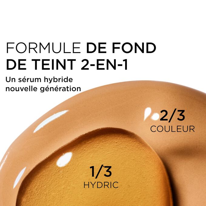 Gros plan sur le m&eacute;lange de deux textures : le s&eacute;rum et le fond de teint dans le fond de teint s&eacute;rum Clarins pour une couvrance nouvelle g&eacute;n&eacute;ration