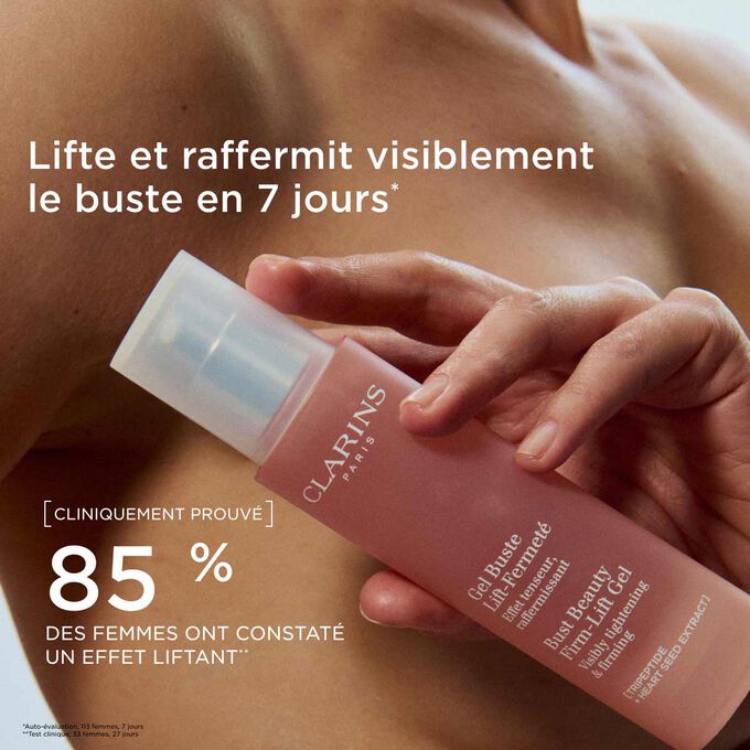 Gros plan sur une femme tenant le Gel Buste Lift-Fermet&eacute; Clarins, illustrant un buste visiblement lift&eacute; et plus ferme apr&egrave;s une utilisation r&eacute;guli&egrave;re.